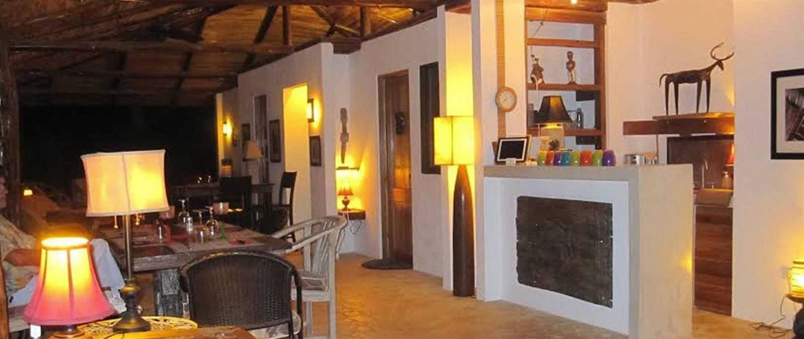 Cozy common area with dining table, bar and lounge corner